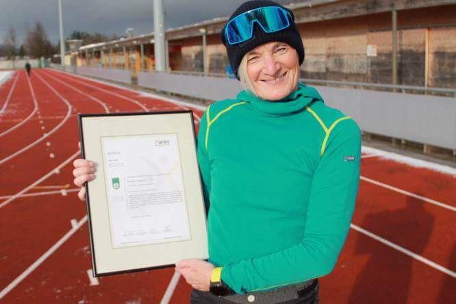 Dürfen wir euch Sabine Klapper vorstellen? Sabine kommt aus der Schweiz, ist 59 Jahre alt und hat vor kurzem ihre Ausbildung zum Triathlon Trainer mit der Note 1,0 erfolgreich bei der Academy of Sports abgeschlossen.