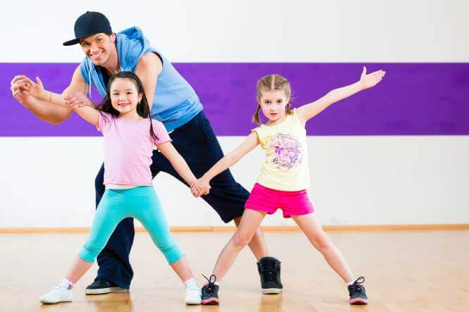 Der Begriff „Dance“ weckt das Interesse vieler Kinder. Warum nicht dieses Motiv aufgreifen, um ein effizientes Bewegungstraining anzubieten? Mehr Informationen erhältst Du in diesem Magazinbeitrag.
